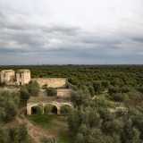 Il tutto contornato da un cielo nuvoloso che annuncia un imminente acquazzone: proprio come in quella sera del 1746, quando i tre ladri spezzarono per sempre l'armonia della masseria